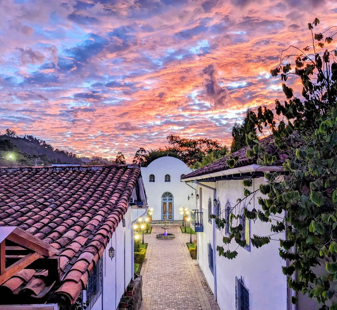 Patio histórico y capilla de Estancia Rosario al atardecer.